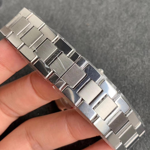    卡地亚女款伦敦SOLO系列腕表
有方就有圆，继方形GP坦克发布之后又一圆形经典表款问世，相比于经典的蓝气球更加轻薄，适合日常佩戴。腕表尺寸29.5mm和36mm。 商品图5