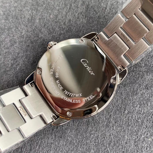    卡地亚女款伦敦SOLO系列腕表
有方就有圆，继方形GP坦克发布之后又一圆形经典表款问世，相比于经典的蓝气球更加轻薄，适合日常佩戴。腕表尺寸29.5mm和36mm。 商品图7