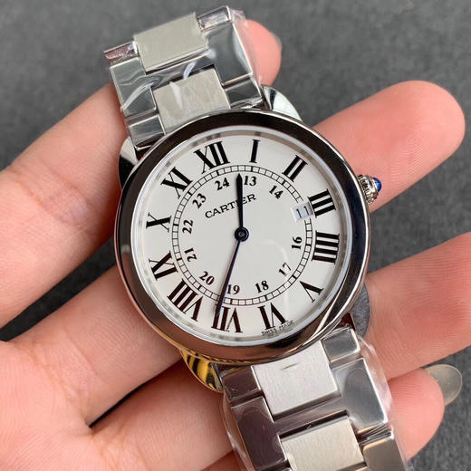    卡地亚女款伦敦SOLO系列腕表
有方就有圆，继方形GP坦克发布之后又一圆形经典表款问世，相比于经典的蓝气球更加轻薄，适合日常佩戴。腕表尺寸29.5mm和36mm。 商品图1