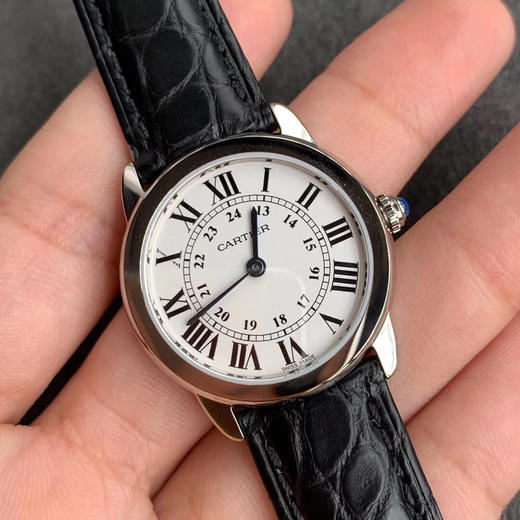    卡地亚女款伦敦SOLO系列腕表
有方就有圆，继方形GP坦克发布之后又一圆形经典表款问世，相比于经典的蓝气球更加轻薄，适合日常佩戴。腕表尺寸29.5mm和36mm。 商品图1