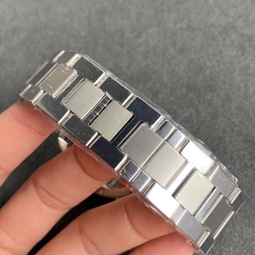    卡地亚女款伦敦SOLO系列腕表
有方就有圆，继方形GP坦克发布之后又一圆形经典表款问世，相比于经典的蓝气球更加轻薄，适合日常佩戴。腕表尺寸29.5mm和36mm。 商品图5