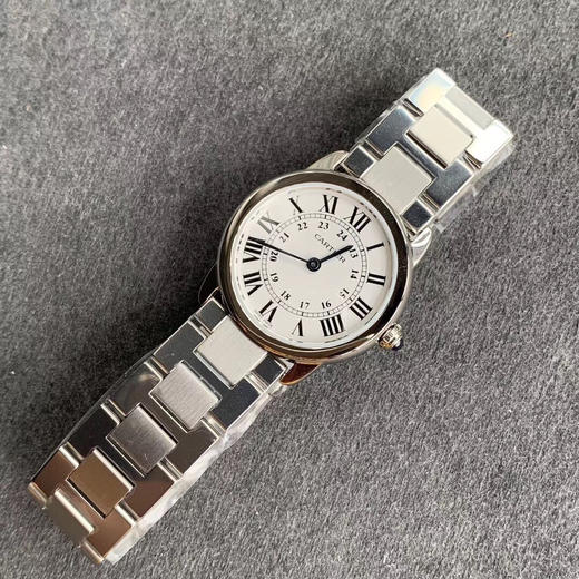    卡地亚女款伦敦SOLO系列腕表
有方就有圆，继方形GP坦克发布之后又一圆形经典表款问世，相比于经典的蓝气球更加轻薄，适合日常佩戴。腕表尺寸29.5mm和36mm。 商品图8