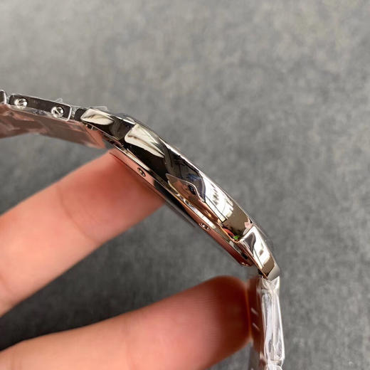    卡地亚女款伦敦SOLO系列腕表
有方就有圆，继方形GP坦克发布之后又一圆形经典表款问世，相比于经典的蓝气球更加轻薄，适合日常佩戴。腕表尺寸29.5mm和36mm。 商品图4