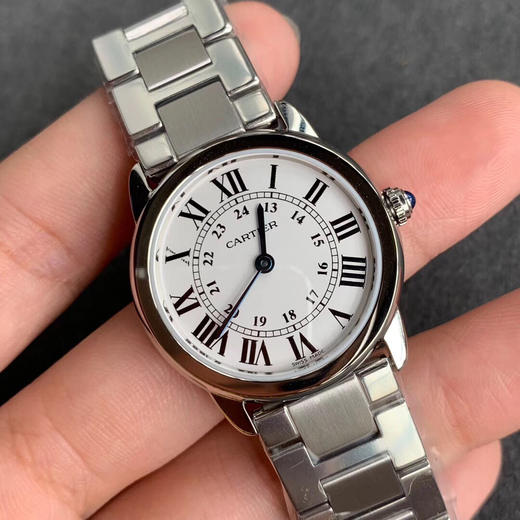    卡地亚女款伦敦SOLO系列腕表
有方就有圆，继方形GP坦克发布之后又一圆形经典表款问世，相比于经典的蓝气球更加轻薄，适合日常佩戴。腕表尺寸29.5mm和36mm。 商品图1