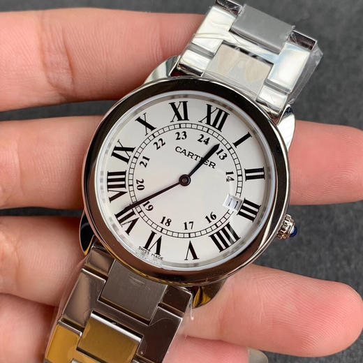    卡地亚女款伦敦SOLO系列腕表
有方就有圆，继方形GP坦克发布之后又一圆形经典表款问世，相比于经典的蓝气球更加轻薄，适合日常佩戴。腕表尺寸29.5mm和36mm。 商品图2