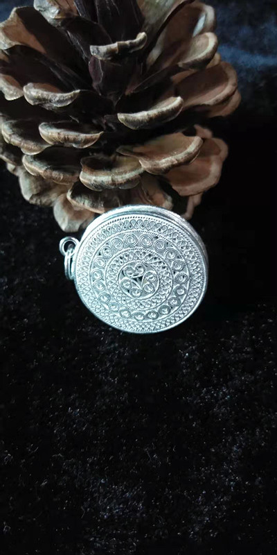 贵州苗族手艺人拉丝工艺作品:纯银太阳鼓吊坠