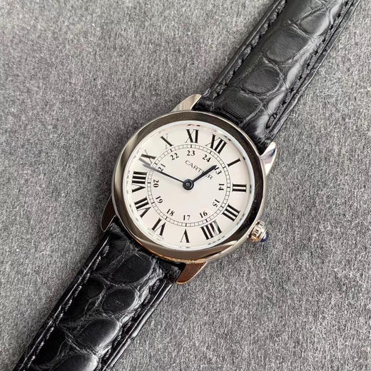    卡地亚女款伦敦SOLO系列腕表
有方就有圆，继方形GP坦克发布之后又一圆形经典表款问世，相比于经典的蓝气球更加轻薄，适合日常佩戴。腕表尺寸29.5mm和36mm。 商品图8