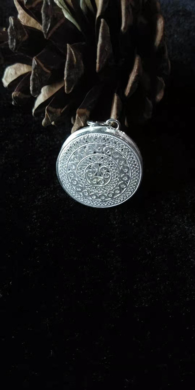 贵州苗族手艺人拉丝工艺作品:纯银太阳鼓吊坠