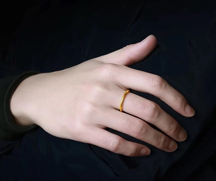 殿堂级的清仓馈赠高贵与典雅并存情侣款足金素圈戒指
