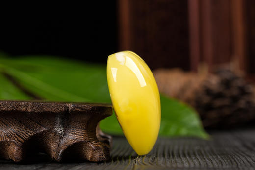 天然蜜蜡白花蜜爱心吊坠,颜色靓丽,蜡质浓郁,规整爱心形状,佩戴精致