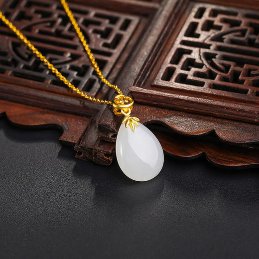 周六福 黄金镶嵌和田玉吊坠女足金玉石水滴挂件佳礼 商品图3