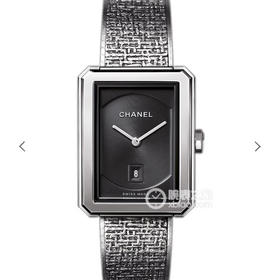 BV香奈儿将第一款充满女性韵味的PREMIÈRE腕表，带入充满阳刚之美的新境界。女士腕表，精钢表带，石英机芯，密底。
