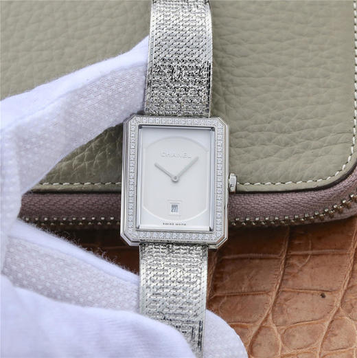 BV香奈儿将第一款充满女性韵味的PREMIÈRE腕表，带入充满阳刚之美的新境界。女士腕表，精钢表带，石英机芯，密底。 商品图0
