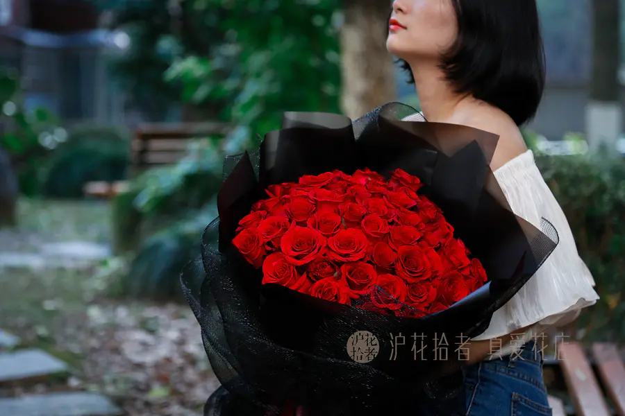 亲爱的 热爱的 红玫瑰花束