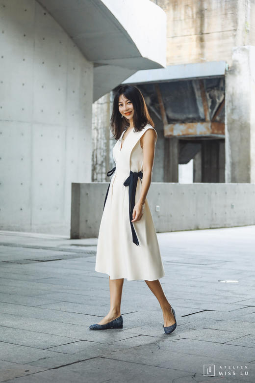 AtelierMissLu / Bonnie-珍珠白腰间装饰V领连身裙 商品图3