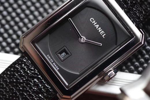 BV香奈儿将第一款充满女性韵味的PREMIÈRE腕表，带入充满阳刚之美的新境界。女士腕表，精钢表带，石英机芯，密底。 商品图4