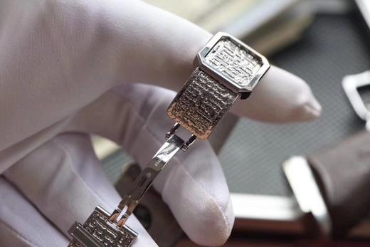 BV香奈儿将第一款充满女性韵味的PREMIÈRE腕表，带入充满阳刚之美的新境界。女士腕表，精钢表带，石英机芯，密底。 商品图5