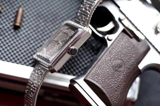 BV香奈儿将第一款充满女性韵味的PREMIÈRE腕表，带入充满阳刚之美的新境界。女士腕表，精钢表带，石英机芯，密底。 商品图6