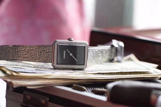 BV香奈儿将第一款充满女性韵味的PREMIÈRE腕表，带入充满阳刚之美的新境界。女士腕表，精钢表带，石英机芯，密底。 商品图4