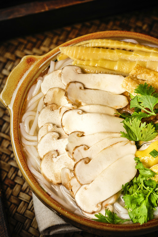 鸡汤包松茸酱料包精制6大包酱料,分别是:以松茸和独龙鸡为主善飞翔