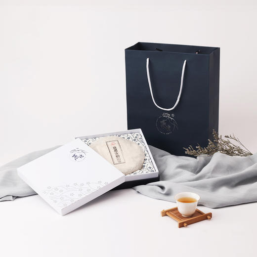 2017易武麻黑古树春饼礼盒 商品图0