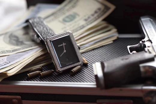 BV香奈儿将第一款充满女性韵味的PREMIÈRE腕表，带入充满阳刚之美的新境界。女士腕表，精钢表带，石英机芯，密底。 商品图2