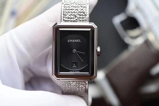 BV香奈儿将第一款充满女性韵味的PREMIÈRE腕表，带入充满阳刚之美的新境界。女士腕表，精钢表带，石英机芯，密底。 商品图4