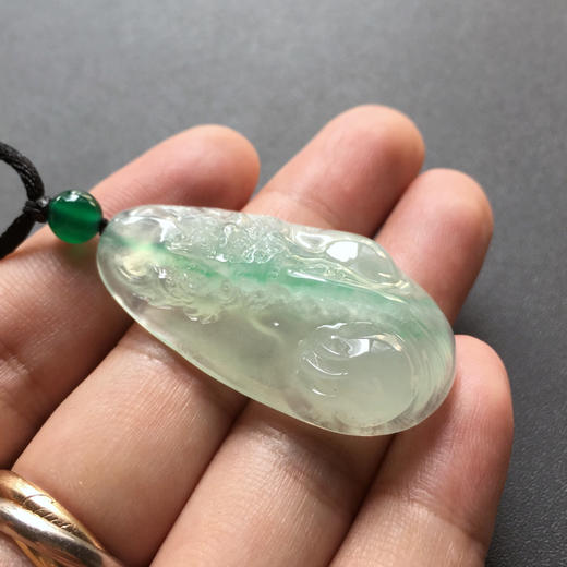 冰种阳绿俏色厚庄翡翠龙牌 商品图2