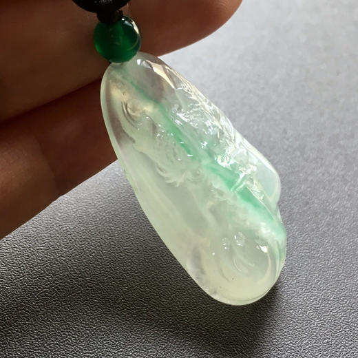 冰种阳绿俏色厚庄翡翠龙牌 商品图1