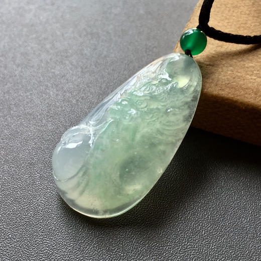 冰种阳绿俏色厚庄翡翠龙牌 商品图4