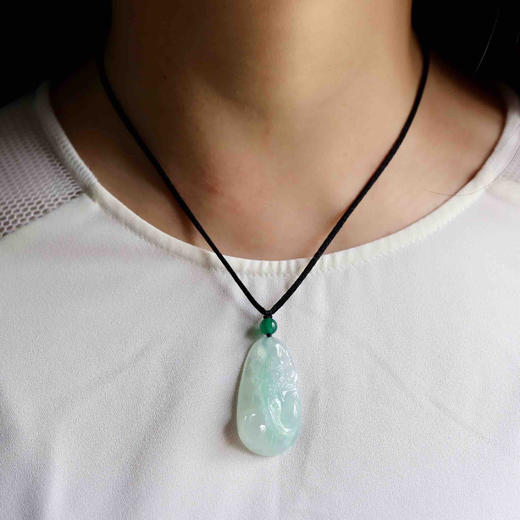 冰种阳绿俏色厚庄翡翠龙牌 商品图8