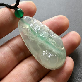 冰种阳绿俏色厚庄翡翠龙牌