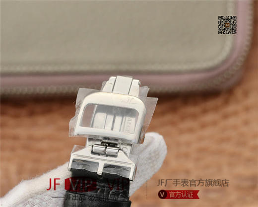 TF积家地理学家大师 Mastergeographic系列#93975 为旅行者带来的第二时区读时体验 随时随地为你掌握全球时间。 商品图6