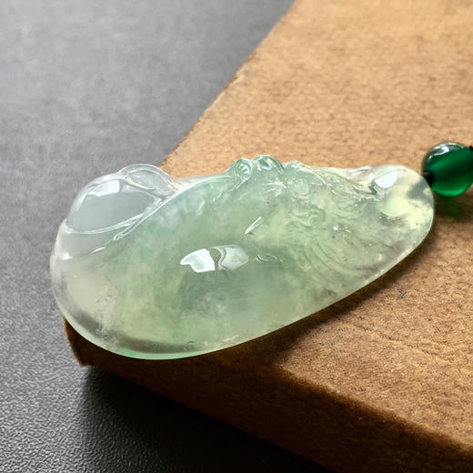 冰种阳绿俏色厚庄翡翠龙牌 商品图3