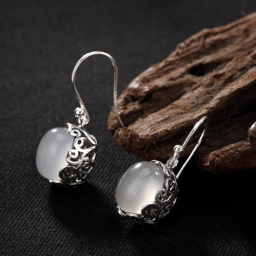 YLY-001新款复古白玉髓镶嵌S925纯银高档百搭耳坠TZW 商品图1