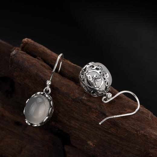 YLY-001新款复古白玉髓镶嵌S925纯银高档百搭耳坠TZW 商品图0