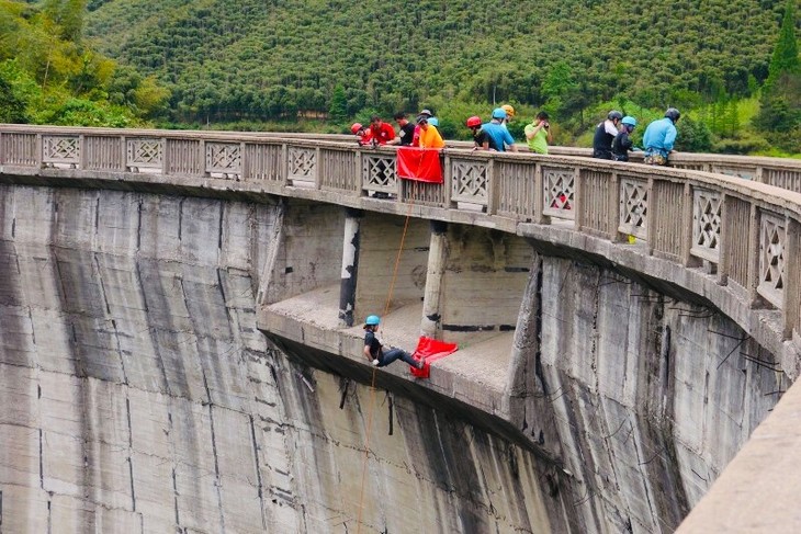 08:00-12:00 龙王山竹林徒步,到达水库大坝,教练讲解装备,速降技巧