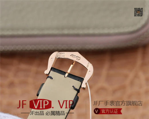 卡地亚BALLON BLANC DE CARTIER系列腕表。这款女士珠宝腕表的最大亮点在于表壳4时位置点缀一颗光华璀璨的钻石 商品图9