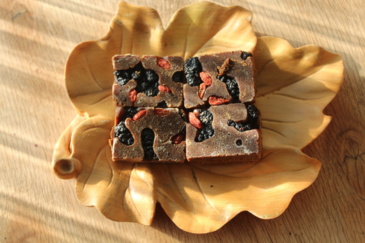 桑葚是很好的药食两用的食品,可以补肾,补气血,喝红糖一起喝效果更佳.