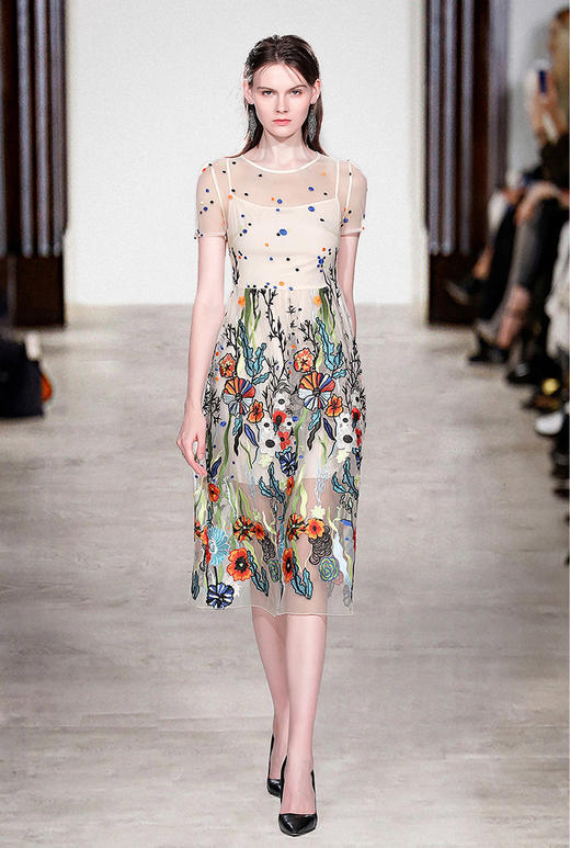 时尚修身显瘦圆领短袖中长款绣花连衣裙(货号 rm3351)