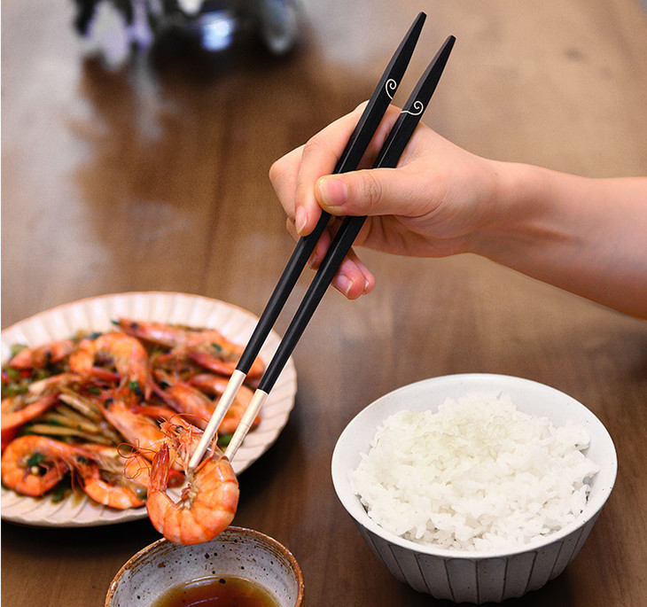 而好的筷子,除了关照一日三餐的雅兴,也要看 执握起来是否衬手,一张一