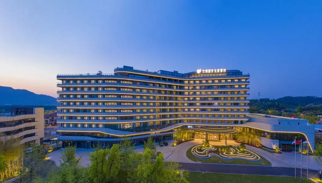 ★错峰特惠★ ￥399起/晚，周末不加价！入住『安吉竹博园开元名都度假村』享高级房+自助早餐+大竹海门票，另有竹博园门票/田园嘉乐比门票套餐可选，假期就来安吉和熊猫做邻居！有效期至2026年3月30日