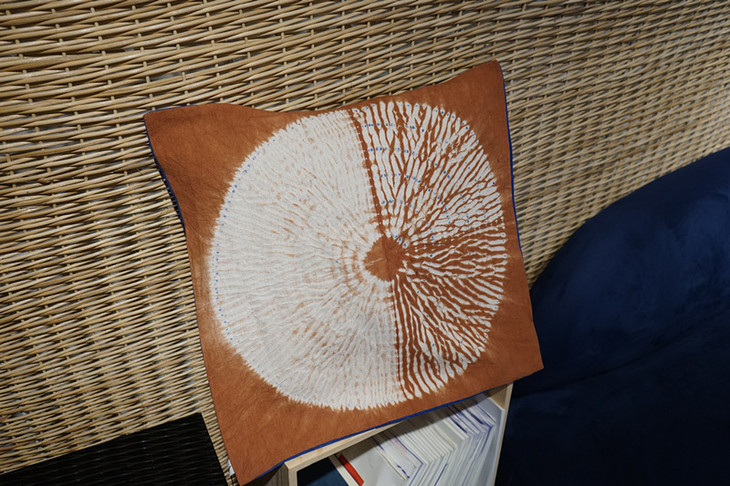 云南大理的手作植物扎染抱枕