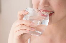 反复烧开的水会致癌？夏天到底喝什么最解渴？