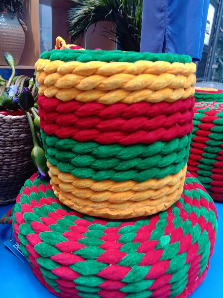 来自云南大理的手工编织草墩草垫