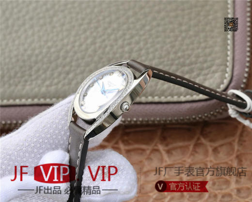 GS浪琴马术系列骑仕腕表闪耀登场。温柔清雅，高贵简约，来自专属于马术的典范。女士腕表，皮表带，石英机芯，密底。 商品图5