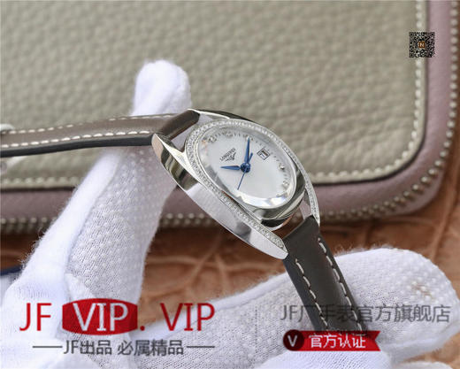 GS浪琴马术系列骑仕腕表闪耀登场。温柔清雅，高贵简约，来自专属于马术的典范。女士腕表，皮表带，石英机芯，密底。 商品图4