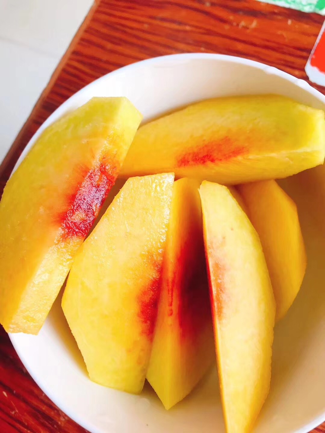 【黄桃】弥漫着浓郁的桃香~ 轻咬一口，汁水丰盈，鲜香脆爽！