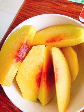 【黄桃】弥漫着浓郁的桃香~ 轻咬一口，汁水丰盈，鲜香脆爽！