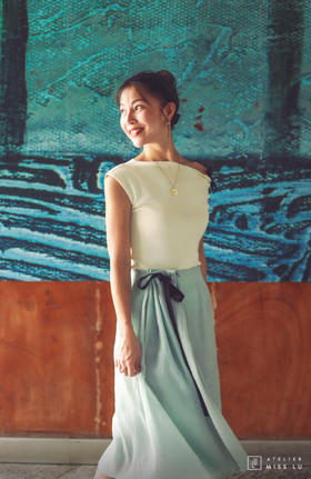 AtelierMissLu / Janel-白色一字斜肩针织上衣